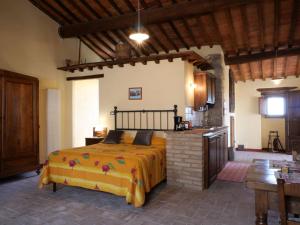 Voodi või voodid majutusasutuse Apartment Mimosa - Borgo la Civitella by Interhome toas