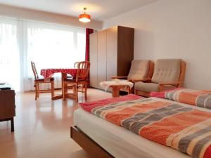 ツェルマットにあるApartment Sonnheim by Interhomeのベッドルーム1室(ベッド2台、テーブル、椅子付)