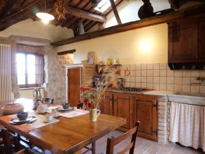 Kuhinja oz. manjša kuhinja v nastanitvi Apartment Torretta - Borgo la Civitella by Interhome