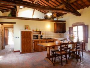 Kuhinja oz. manjša kuhinja v nastanitvi Apartment Torretta - Borgo la Civitella by Interhome
