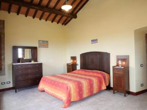 sypialnia z łóżkiem, komodą i szufladą w obiekcie Apartment Torretta - Borgo la Civitella by Interhome w mieście Roccastrada