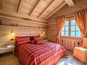 Un pat sau paturi într-o cameră la Chalet Chalet Anna by Interhome