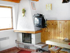 Televízia a/alebo spoločenská miestnosť v ubytovaní Chalet Liptovská Anna by Interhome