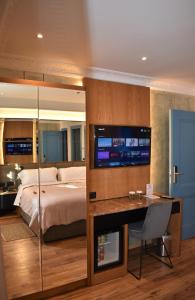 A television and/or entertainment centre at Giulia Albérgo Hotel