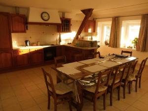 eine Küche mit Tisch und Stühlen in einer Küche in der Unterkunft Gîte BELLA in Ebly