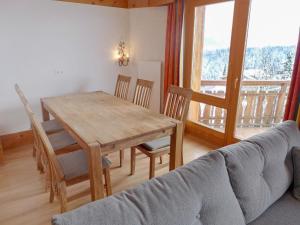 jadalnia ze stołem i kanapą w obiekcie Apartment Le Bristol C54 by Interhome w mieście Villars-sur-Ollon