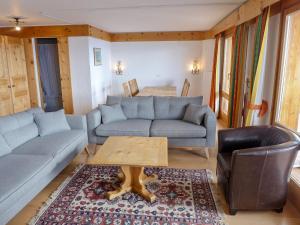 salon z kanapą i stołem w obiekcie Apartment Le Bristol C54 by Interhome w mieście Villars-sur-Ollon