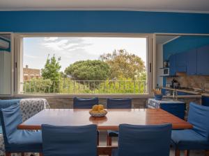 uma cozinha com mesa e cadeiras e uma grande janela em Apartment Tonino by Interhome em Stintino