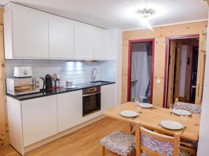 Kuchyň nebo kuchyňský kout v ubytování Apartment Le Bristol B11 by Interhome