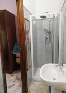 La salle de bains est pourvue d'une douche et d'un lavabo. dans l'établissement Casa Ai Cappuccini, à Randazzo