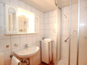 Ένα μπάνιο στο Apartment Am Birkenhain-29 by Interhome