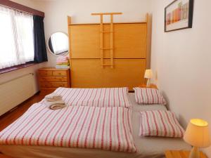 En eller flere senger på et rom på Apartment Rosablanche C21 by Interhome