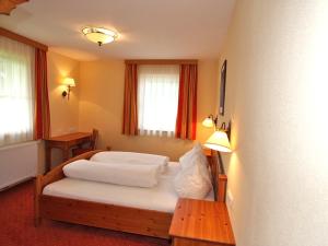 ein Hotelzimmer mit einem Bett und einem Tisch in der Unterkunft Apartment Hofresidenz-1 by Interhome in Altenmarkt im Pongau