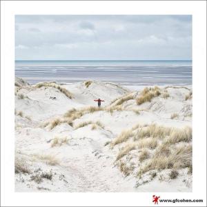 una persona con una sombrilla roja en una playa en Chambre d'hôtes Les Nymphéas, en Wimereux