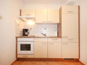 Kuchyň nebo kuchyňský kout v ubytování Apartment Am Birkenhain-17 by Interhome