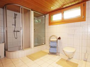 A bathroom at Holiday Home Josefine by Interhome