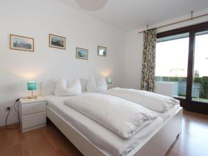 biała sypialnia z dużym białym łóżkiem i oknem w obiekcie Apartment Liebl-1 by Interhome w mieście Seefeld in Tirol