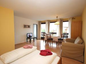 Televízia a/alebo spoločenská miestnosť v ubytovaní Apartment Liebl-3 by Interhome