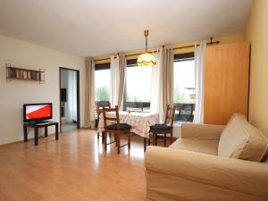 Televízia a/alebo spoločenská miestnosť v ubytovaní Apartment Liebl-3 by Interhome