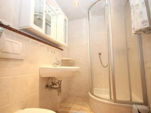 Ένα μπάνιο στο Apartment Am Birkenhain-6 by Interhome