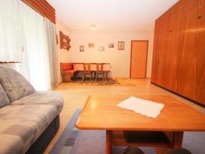 ein Wohnzimmer mit einem Sofa und einem Couchtisch in der Unterkunft Apartment Am Birkenhain-6 by Interhome in Seefeld in Tirol