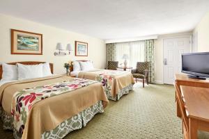 Un pat sau paturi într-o cameră la Ogunquit The Milestone Inn