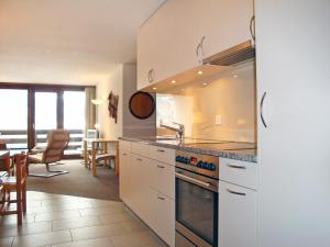 Apartment Utoring Acletta-75 by Interhomeにあるキッチンまたは簡易キッチン