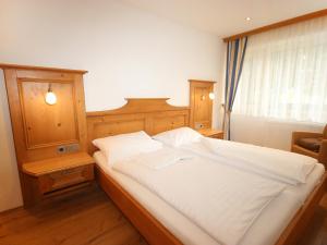 Ein Bett oder Betten in einem Zimmer der Unterkunft Apartment Birkenwald-8 by Interhome
