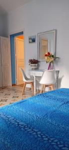 カステッランマーレ・デル・ゴルフォにあるNonna Giò Houseのベッドルーム1室(ベッド1台、テーブル、椅子付)