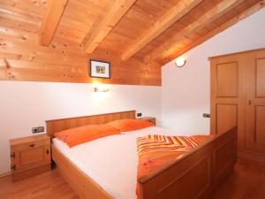 Ein Bett oder Betten in einem Zimmer der Unterkunft Apartment Hansjörg-4 by Interhome