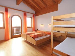 Ein Bett oder Betten in einem Zimmer der Unterkunft Apartment Hansjörg-4 by Interhome
