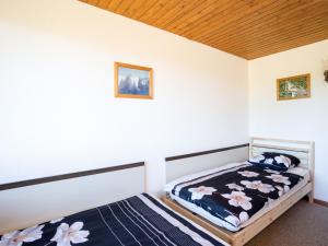 ein kleines Zimmer mit einem Bett und einem mattressvisor in der Unterkunft Apartment Résidence Dixence-15 by Interhome in Les Collons