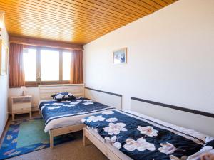 - une chambre avec un lit dans une pièce dotée d'une fenêtre dans l'établissement Apartment Résidence Dixence-15 by Interhome, à Les Collons