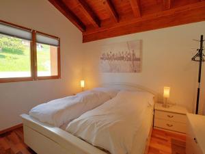 アンゼールにあるHoliday Home Schumi by Interhomeのベッドルーム1室(白いベッド1台、ランプ2つ、窓付)