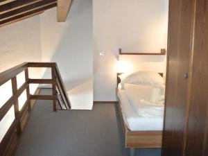 Apartment Residenza Chesa Margun-120 by Interhome tesisinde bir odada yatak veya yataklar