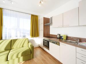 Kuchyňa alebo kuchynka v ubytovaní Apartment Smaragd - SLD601 by Interhome