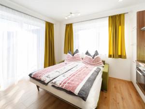 Schlafzimmer mit einem großen Bett und gelben Vorhängen in der Unterkunft Apartment Rubin - SLD600 by Interhome in Schladming