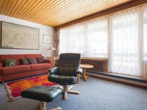 - un salon avec un canapé et une chaise dans l'établissement Studio Dixence 116 by Interhome, à Les Collons