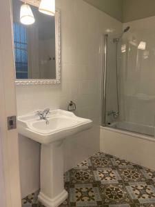 Koupelna v ubytování Lumine Luxury Suites by gaiarooms
