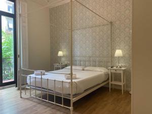 Postel nebo postele na pokoji v ubytování Lumine Luxury Suites by gaiarooms