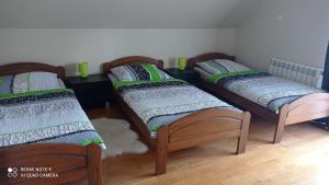 3 lits jumeaux installés dans une pièce dans l'établissement Apartament Góry i Doliny, à Łapszanka