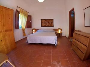 una camera con un letto e due luci di Villa Marilù a Castellammare del Golfo