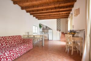 a living room with a couch and a table at Residence Villa Antica Torre in San Felice del Benaco