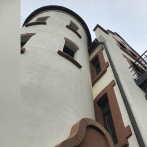 Un edificio con un orologio sul lato. di Rapunzel a Neuenbürg