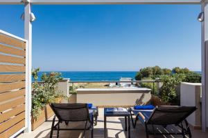 d'une terrasse avec des chaises et une table et une vue sur l'océan. dans l'établissement Adele Riva, à Adelianos Kampos