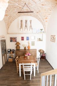 - une salle à manger avec une table et des chaises dans l'établissement Camere Caroseno, à Castellana Grotte