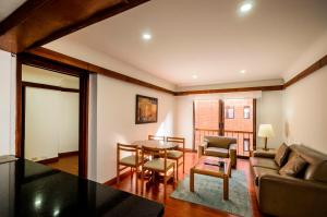 波哥大的住宿－普勒尼圖德公寓旅行者酒店，客厅配有桌子和沙发