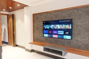 TV a/nebo společenská místnost v ubytování Apt# ONE-FOUR-TWO - with Lift - High Speed Wifi - Smart TV