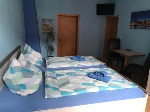 een slaapkamer met 2 bedden en een tafel bij Gasthof " Zur Brücke" in Alsleben