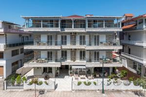 una vista aérea de un gran edificio en Ouzas luxury Hotel, en Olympiakí Aktí